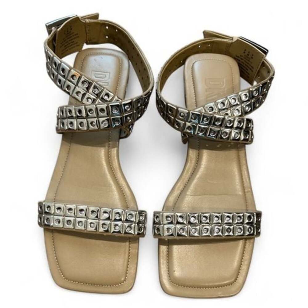 🏷️ DKNY Women's Studded Buckle Flat Sandal Heeled Size 9 - Picture 2 of 5